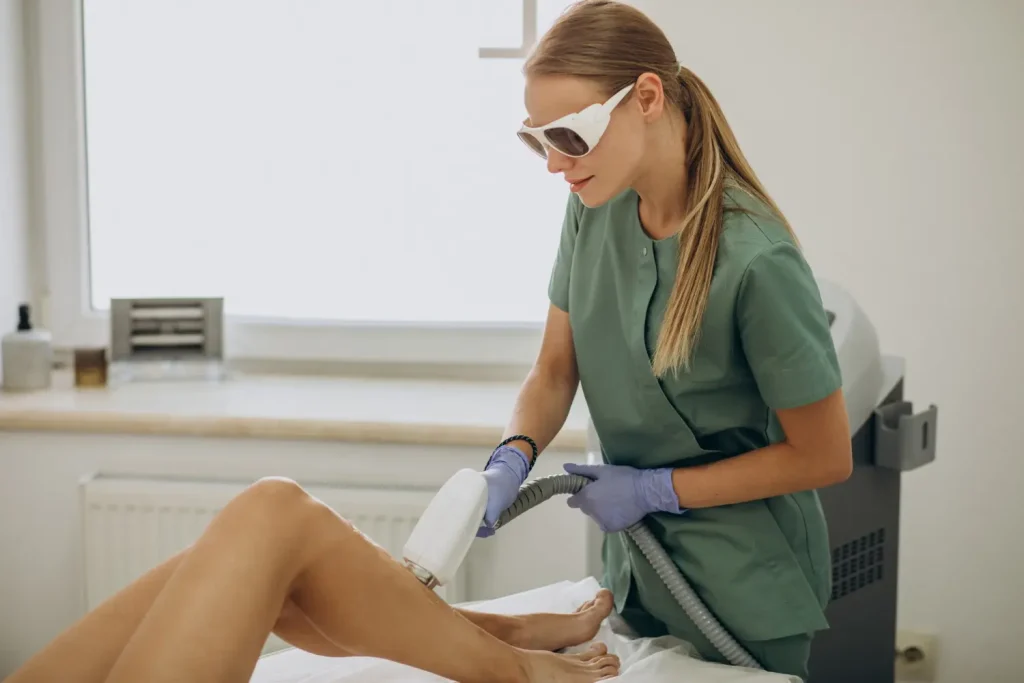 Mulher realizando tratamento com laser de diodo