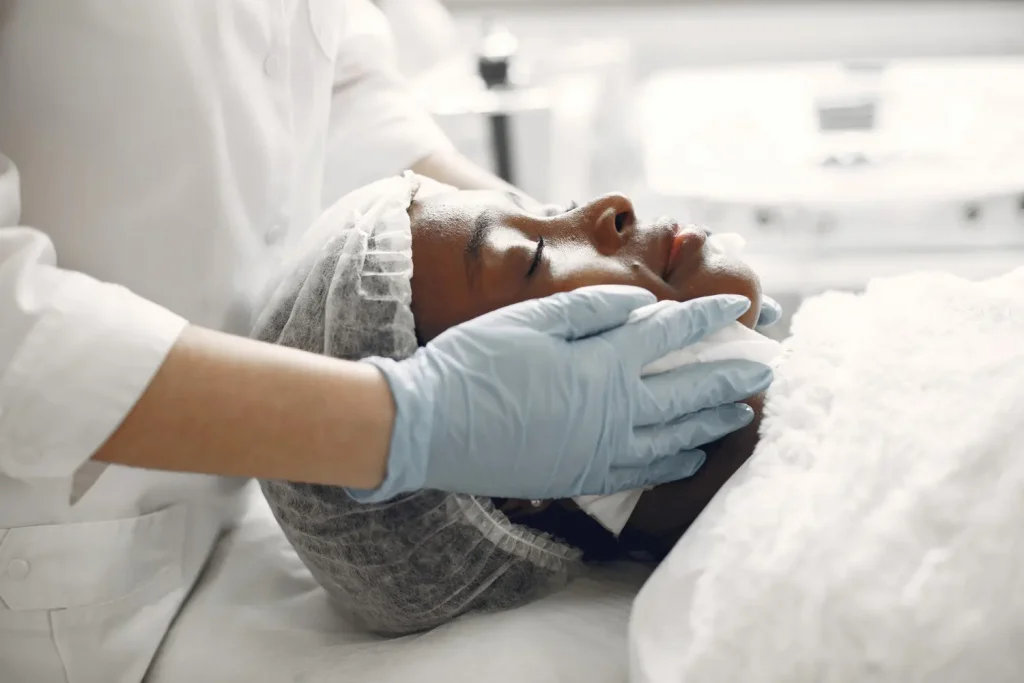 Mulher se preparando para um tratamento com caneta de jato de plasma