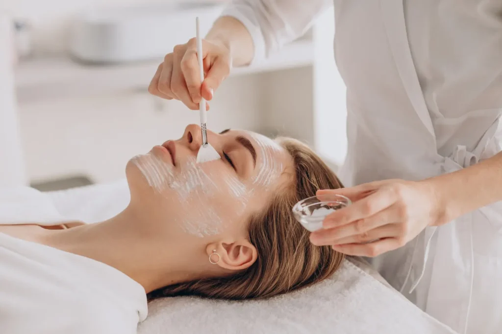 Mulher realizando um tratamento de beleza com produtos desenvolvidos com base na cosmetologia