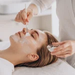 Mulher realizando um tratamento de beleza com produtos desenvolvidos com base na cosmetologia