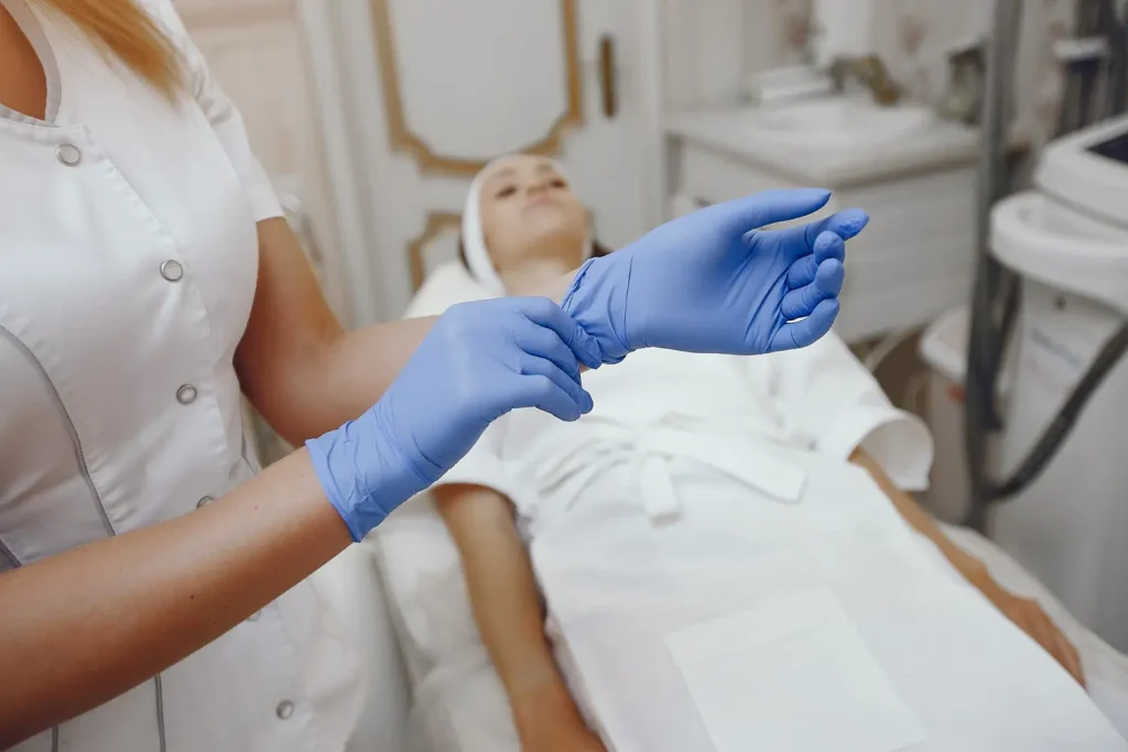 Mulher deitada se preparando para um tratamento com ozonioterapia