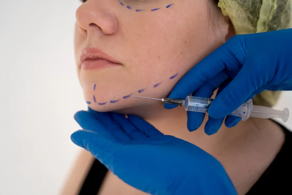 Mulher se preparando para um dos vários preenchimentos dérmicos de sua clínica