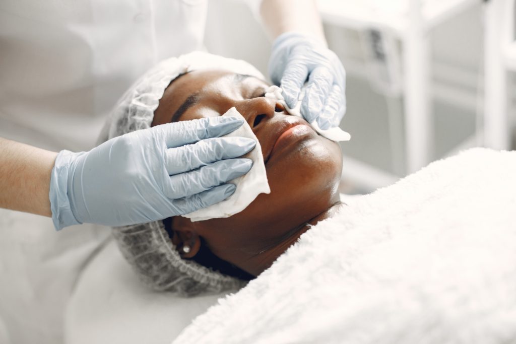 Mulher se preparando para um procedimento estético com vega laser