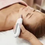 Profissional realizando o procedimento em paciente para demonstrar como usar o peeling ultrassônico