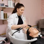 Mulher fazendo tratamento em cabeleireiro para poder aplicar vapor de ozônio no cabelo