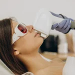 Mulher fazendo sessão de fotobiomodulação