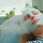 Mulher aplicando vapor de ozônio no rosto durante tratamento estético, ilustrando para que serve o vapor de ozônio.