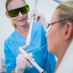 Entenda como a fototerapia na fisioterapia pode acelerar sua recuperação, aliviar dores e melhorar lesões com tratamentos de luz não invasivos.