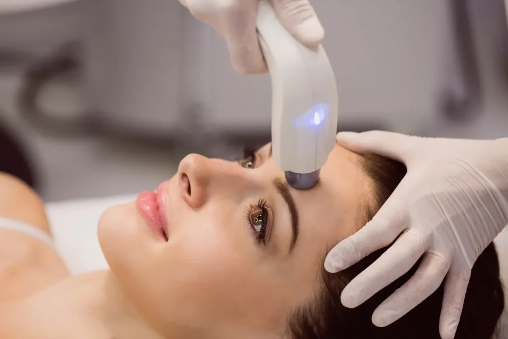 Mulher realizando tratamento estético com aparelho de radiofrequência